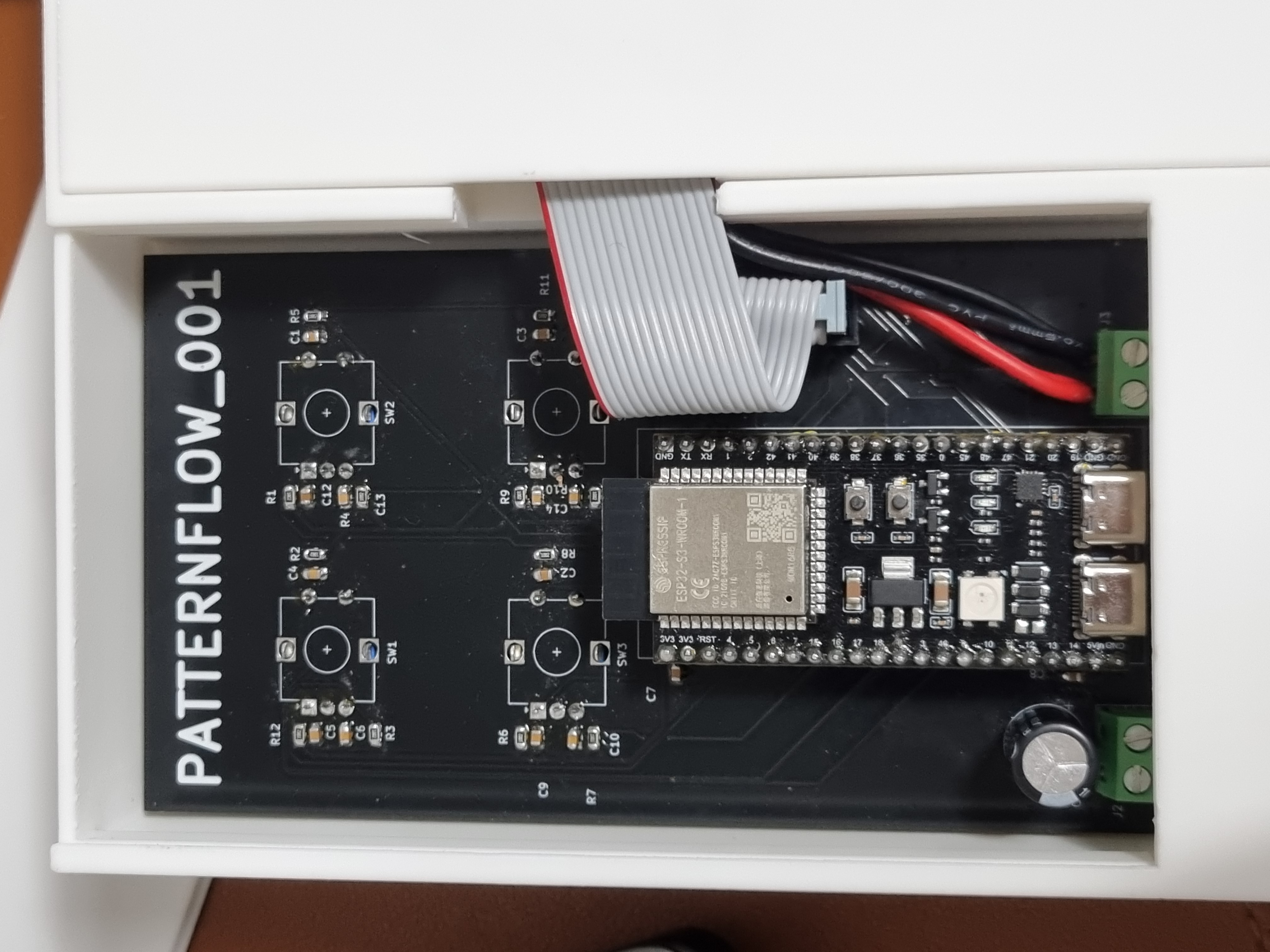 ESP32와 전선을 연결한 PCB 뒷면