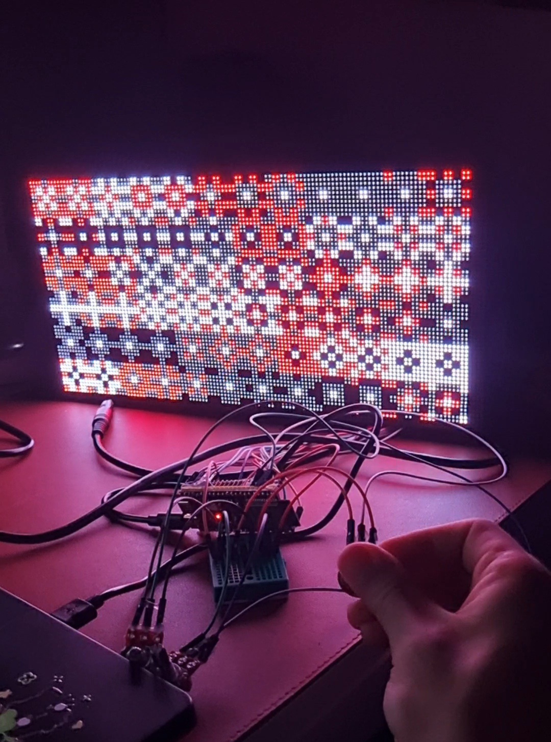 엉킨 전선과 LED 패널